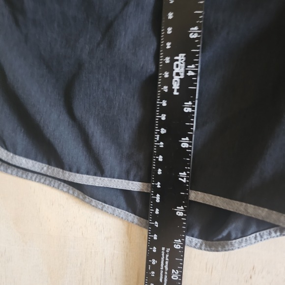 Vuori Banks Shorts Mens  L/ XL Black Gray 8" Inseam Performance Train Running - Picture 5 of 6